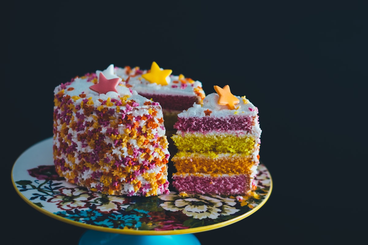 Cofetar artizan pregătind un tort